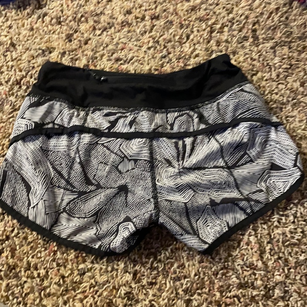 Black and white lululemon shorts